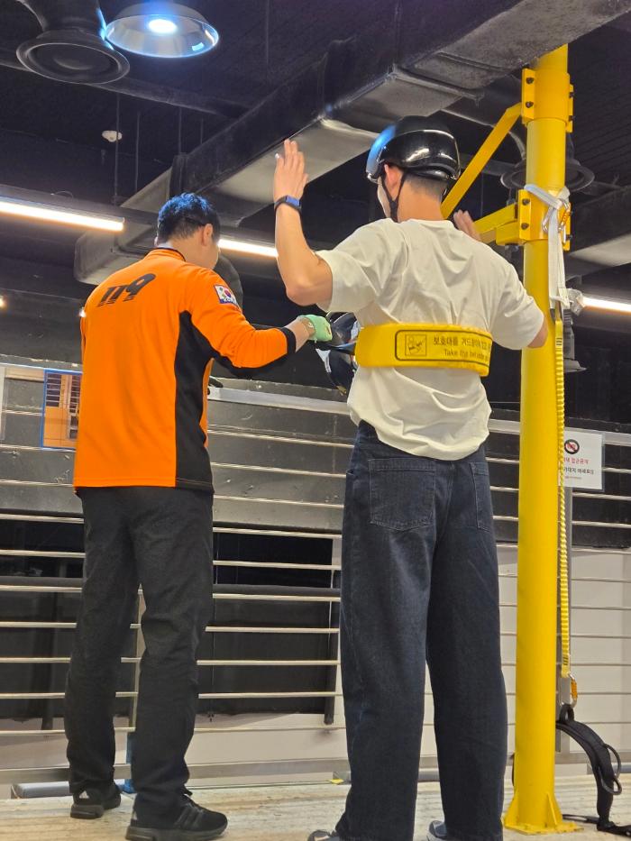 가천대학교 사회정책대학원 비상안전학 전공 학생이 경기 오산시에 있는 국민안전체험관에서 재난안전체험 훈련에 참여하고 있다. 가천대 제공