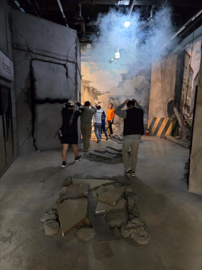 가천대학교 사회정책대학원 비상안전학 전공 학생들이 경기 오산시에 있는 국민안전체험관에서 재난안전체험 훈련에 참여하고 있다. 가천대 제공