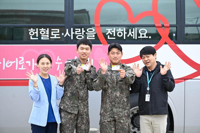 사랑의 헌혈 운동에 동참한 공군38전투비행전대 장병과 전북혈액원 관계자가 기념촬영을 하고 있다. 사진 제공= 강다빈 하사