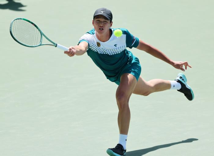 국군체육부대 권순우 병장이 21일 광주광역시 진월국제테니스장에서 열린 2026 광주오픈 국제남자 챌린저 투어 테니스대회 본선 첫 경기인 단식 32강전에서 독일 다니엘 마수르의 공을 받고 있다. 권 병장은 마수르를 2-0(6-2, 7-6)으로 누르고 16강에 진출했다. 연합뉴스