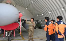 22일 공군38전투비행전대 장병이 군산소방서 관계자들을 대상으로 항공기 사고 대응교육을 하고 있다. 사진 제공=강다빈 하사