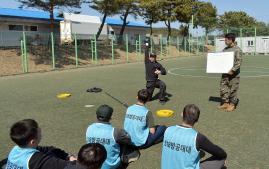 육군3군단 방공단 518방공대대 장병들이 김준호(예비역 중사) 코치의 지도하에 체계적인 체력단련 방법을 익히고 있다. 부대 제공