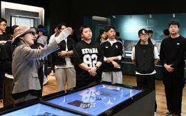 공군19전투비행단 초급간부들이 자긍심 함양 교육의 하나로 경북 영주시 소수서원을 방문해 유물에 대한 해설을 듣고 있다. 사진 제공=유영임 상사