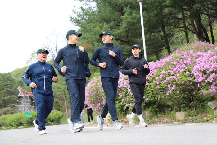 육군수도기계화보병사단 ‘맹호 건강질주’ 프로그램에 참가한 ‘음악하는 호랑이팀’이 호흡을 맞춰 뜀걸음하고 있다. 사진 제공=이정민 대위
