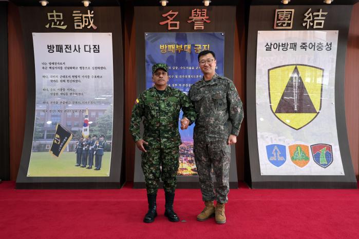 이재학(오른쪽) 육군수도방위사령부 주임원사와 루이스 알베르토 푸에나냔 이루아 주한 콜롬비아대사관 육군 무관 주임원사가 21일 ‘한·콜롬비아 주임원사 간 군사협력 토의’ 전 기념촬영을 하고 있다. 부대 제공