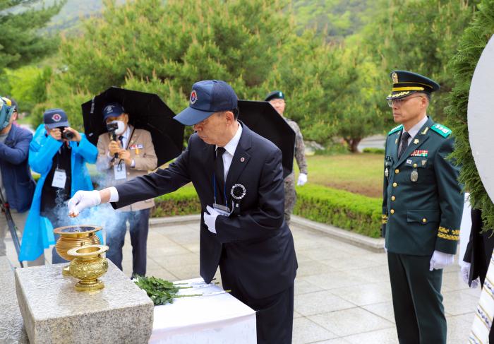 김덕배(예비역 준장) 갑종장교전우회장이 서일권(대령·오른쪽) 육군보병학교장과 함께 갑종장교호국탑에 분향하고 있다. 부대 제공