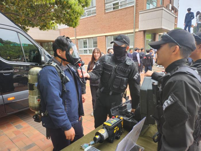 육군39보병사단이 22일 군 특성화고 발대식 중 진행한 전력지원체계 주요 물자와 장비 전시에서 학생들이 방독면을 착용해보고 있다. 부대 제공