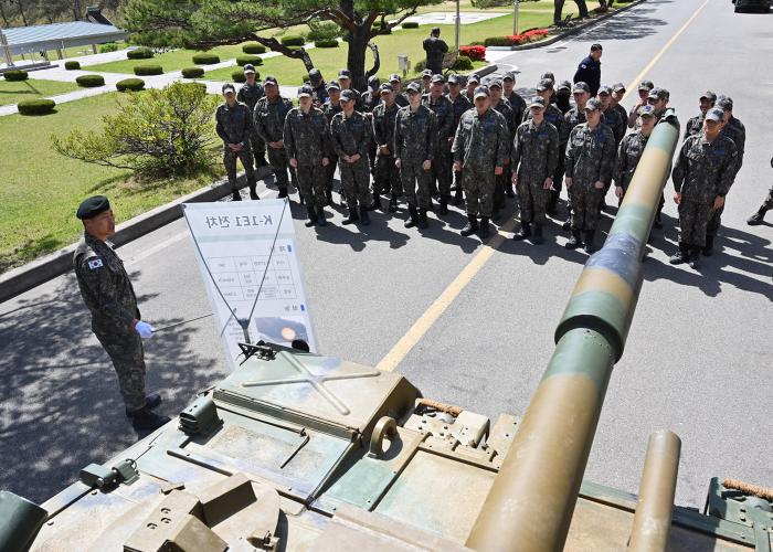 21일 공군18전투비행단 장병들이 육군102기갑여단에서 육군 무기체계에 대한 설명을 듣고 있다. 사진 제공=황동준 병장