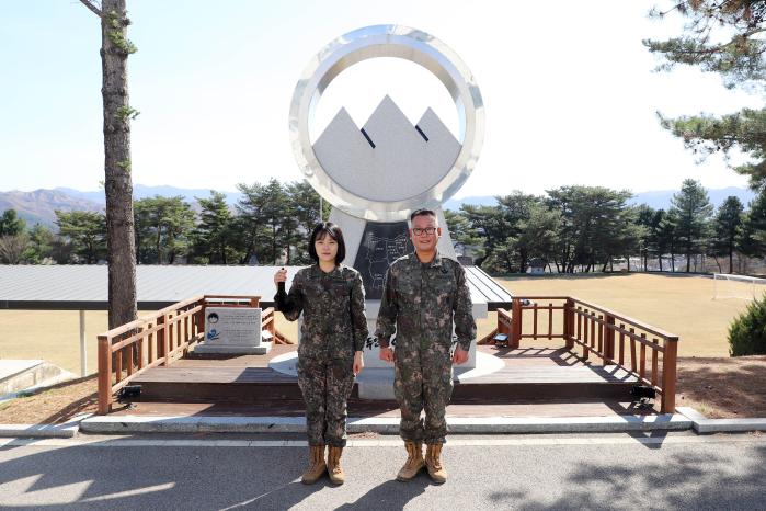 지역 요양원에 기부금을 쾌척한 육군21보병사단 의무대대 김별(오른쪽) 원사와 소아암 환자 돕기 모발기부를 한 백석대대 기혜정 하사. 부대 제공