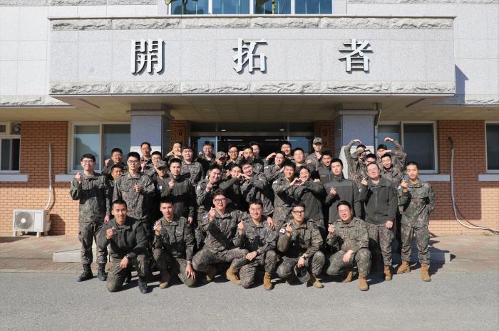 양구군보건소에 헌혈증 150장을 기부한 육군21보병사단 공병대대 3중대 장병들. 부대 제공