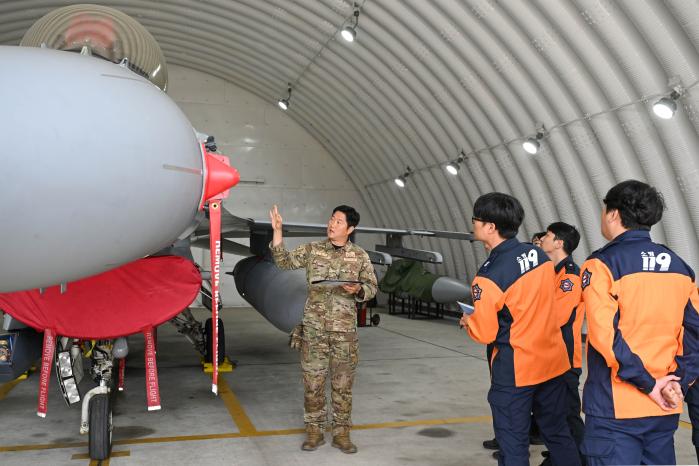 22일 공군38전투비행전대 장병이 군산소방서 관계자들을 대상으로 항공기 사고 대응교육을 하고 있다. 사진 제공=강다빈 하사