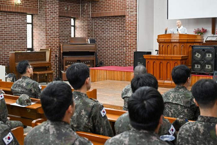 22일 공군3미사일방어여단 장병·군무원들이 정목스님의 강연을 경청하고 있다. 부대 제공