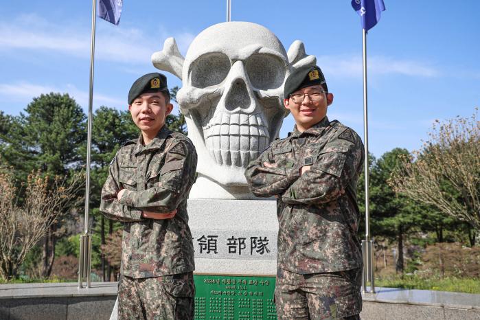 육군3보병사단 공병대대 이준혁(오른쪽) 병장과 맹호여단 백호대대 박성헌 병장이 육군과학화전투훈련단(KCTC) 훈련 시작 전 결의를 다지고 있다. 사진 제공=이도선 상사