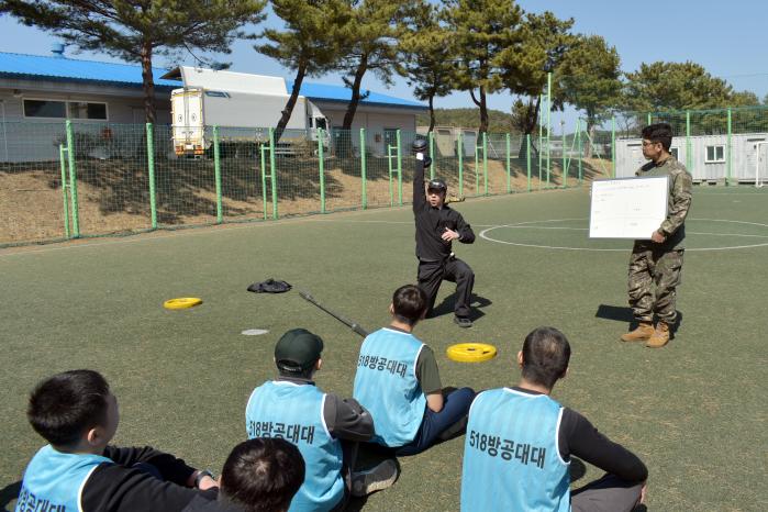 육군3군단 방공단 518방공대대 장병들이 김준호(예비역 중사) 코치의 지도하에 체계적인 체력단련 방법을 익히고 있다. 부대 제공