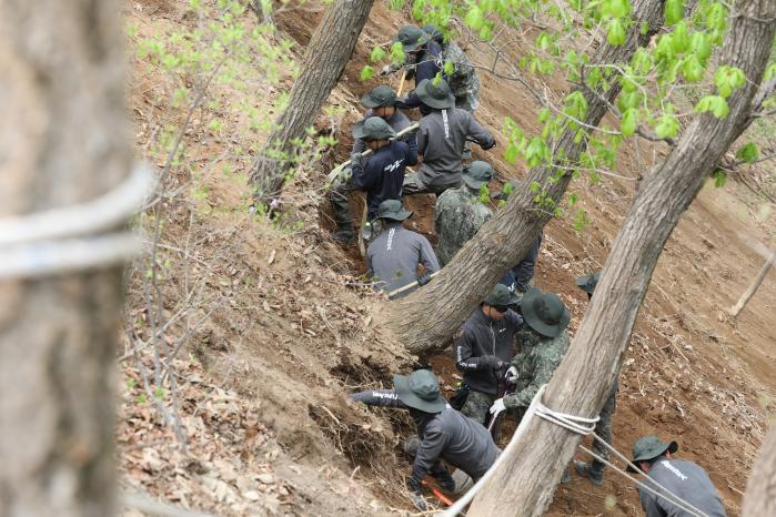 21일 강원 홍천군 남면 금물산에서 육군11기동사단 투호대대 장병들이 유해발굴작전을 하고 있다.