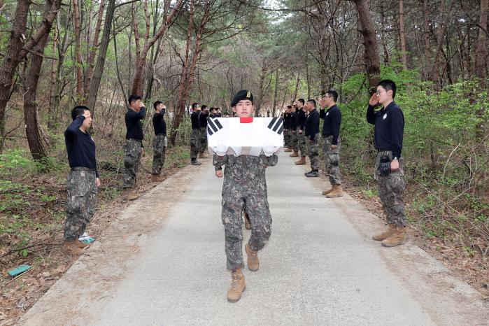 호국영웅을 임시봉안소로 봉송하고 있다.