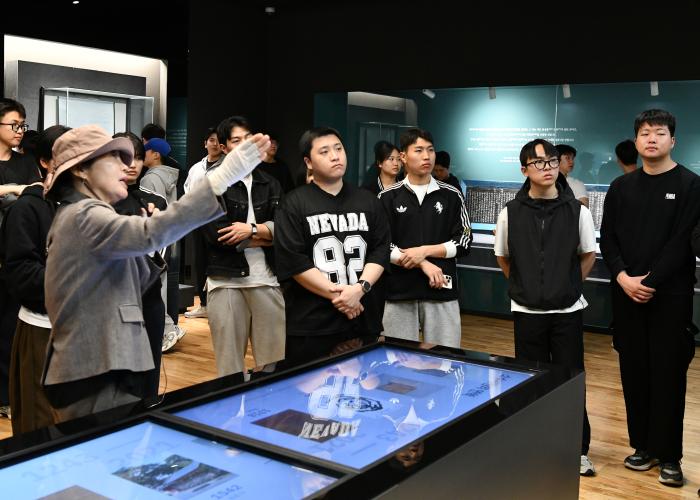 공군19전투비행단 초급간부들이 자긍심 함양 교육의 하나로 경북 영주시 소수서원을 방문해 유물에 대한 해설을 듣고 있다. 사진 제공=유영임 상사