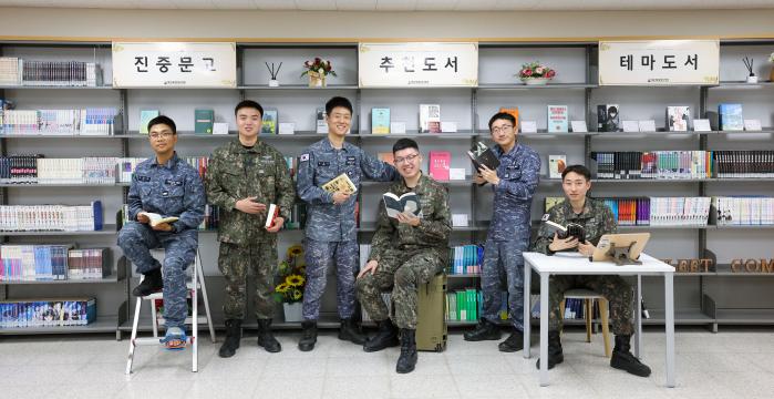 해군1함대 병영도서관은 수병들이 주도적으로 문화를 생산하고 교류하는 복합문화 공간으로 발전하고 있다. 병영도서관에 모인 수병들. 왼쪽부터 탁동하 일병, 이수환 병장, 박성연 상병, 안현준 병장, 정문기 병장, 이민우 일병.