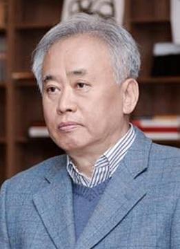 필자 안상윤은 KBS와 SBS에서 언론인으로 일했다. 홍콩·베이징 특파원, 팀장 겸 앵커, 스포츠국장, 논설위원 등을 역임했다. 친구들은 ‘구보(仇甫)’라고 부른다.