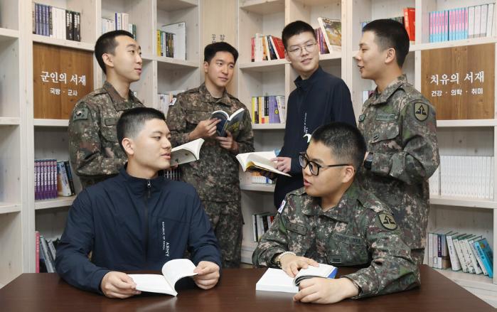 육군52보병사단 장병들이 병영도서관에서 전우들과 책을 읽으며 여가 시간을 보내는 모습. 사진=이윤청 기자