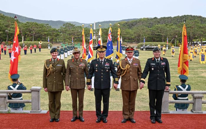 김규하(가운데) 육군참모총장이 23일 우리나라를 방문한 영연방 4개국 육군참모총장들과 기념사진을 찍고 있다. 왼쪽부터 로즈 킹(뉴질랜드)·사이먼 스튜어트(호주)·김규하·롤란드 워커(영국)·마이클 라이트(캐나다) 총장.  육군 제공