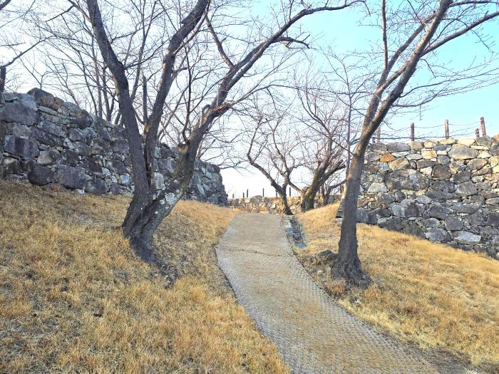 성벽으로 향하는 길.