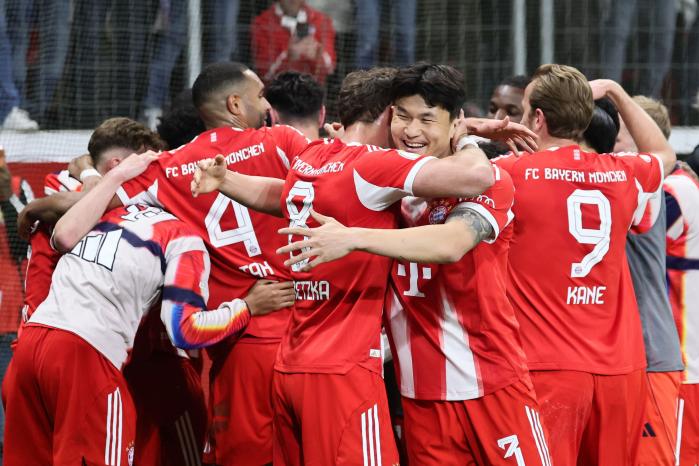 바이에른 뮌헨 김민재가 23일(한국시간) 독일 레버쿠젠의 바이아레나에서 열린 2025-2026 독일축구협회(DFB) 포칼 결승에서 루이스 디아스가 두 번째골을 성공시키자 동료들과 함께 기뻐하고 있다. EPA·연합뉴스