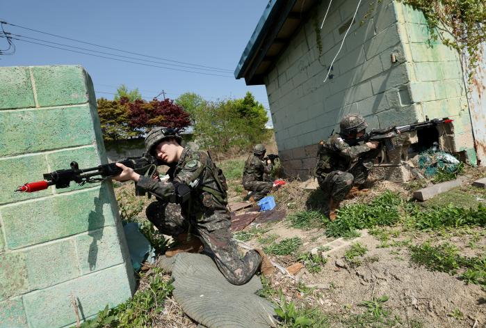 22일 서울 도봉구 동원자원집결지에서 실시된 예비군훈련 연계 테러 대응훈련에서 거점에 투입된 동원예비군들이 방호작전을 수행하고 있다.