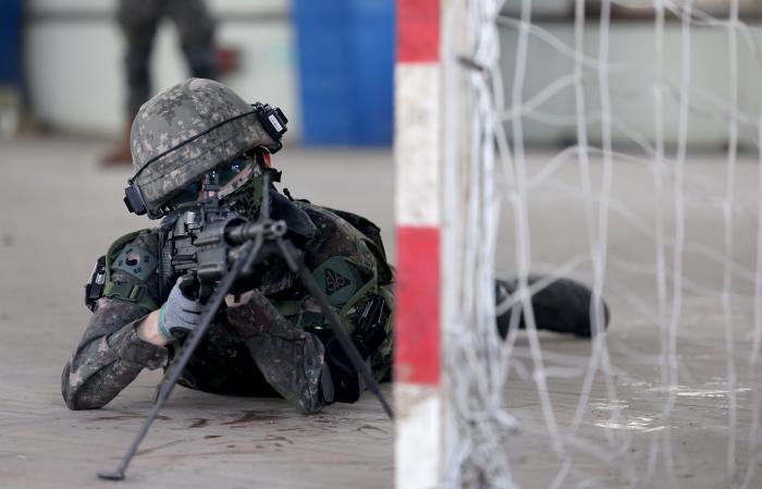 폭발물 의심 물체가 발견된 체육관에서 임무를 수행하는 장병들.