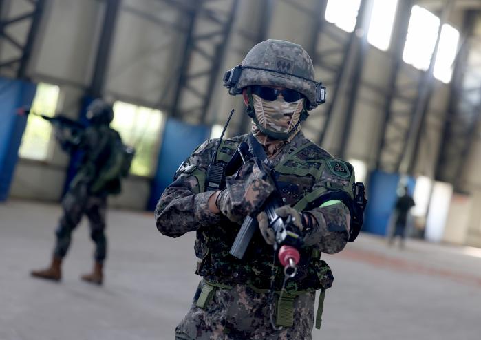 폭발물 의심 물체가 발견된 체육관에서 임무를 수행하는 장병들.