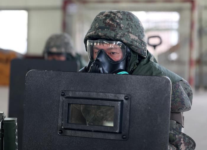 폭발물 의심 물체가 발견된 체육관에서 임무를 수행하는 장병들.