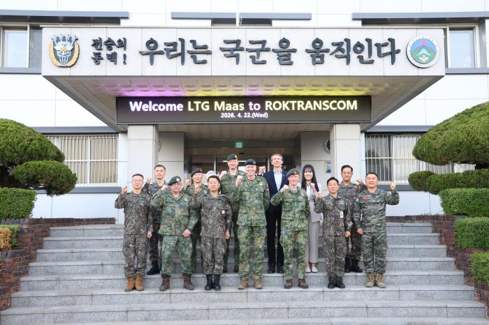 얀빌럼 마스(앞줄 가운데) 합동지원사령관을 비롯한 네덜란드 사절단이 국군수송사령부를 방문해 방현석(앞줄 왼쪽 셋째) 사령관 등 부대 주요 직위자와 기념사진을 찍고 있다. 사진 제공=최준령 육군대위