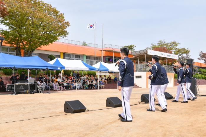 23일 경기 평택시 현덕초등학교 광덕분교장에서 공군군악대가 2미사일방어여단 예하 8910부대 장병과 학생·학부모·교직원을 대상으로 군악 공연을 선보이고 있다. 사진 제공=노현우 중사