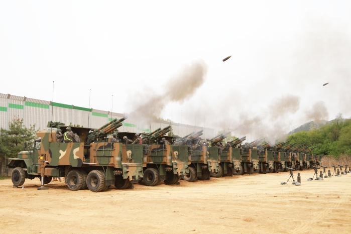 육군5보병사단 독수리여단 포병대대 K105A1차륜형 자주포가 목표를 향해 사격하고 있다. 부대 제공