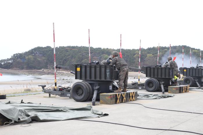 육군2작전사령부가 대천사격장에서 개최한 발칸 대공사격 훈련 중 동원예비군들이 현역 장병들과 함께 사격하고 있다. 부대 제공