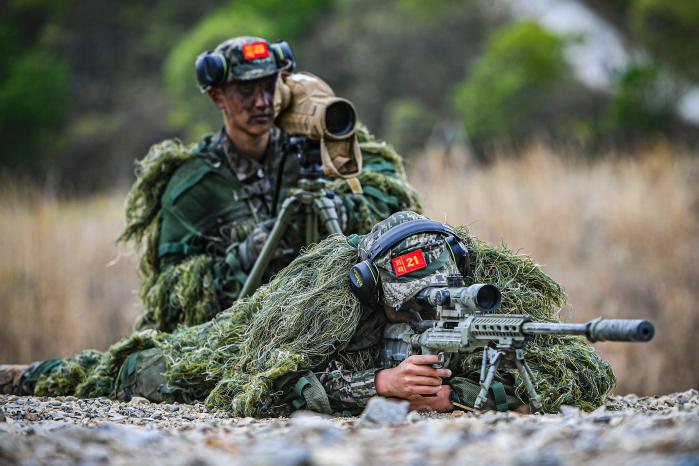 해병대교육훈련단의 26-1차 저격수 교육에 참가한 교육생들이 원거리 타격 훈련을 진행하고 있다. 사진 제공=이민주 중사(진)