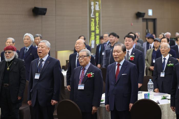 대한민국 ROTC 4기 총동기회가 23일 서울 용산구 국방컨벤션에서 개최한 임관 60주년 기념 축제에서 참석자들이 애국가를 제창하고 있다. 이윤청 기자