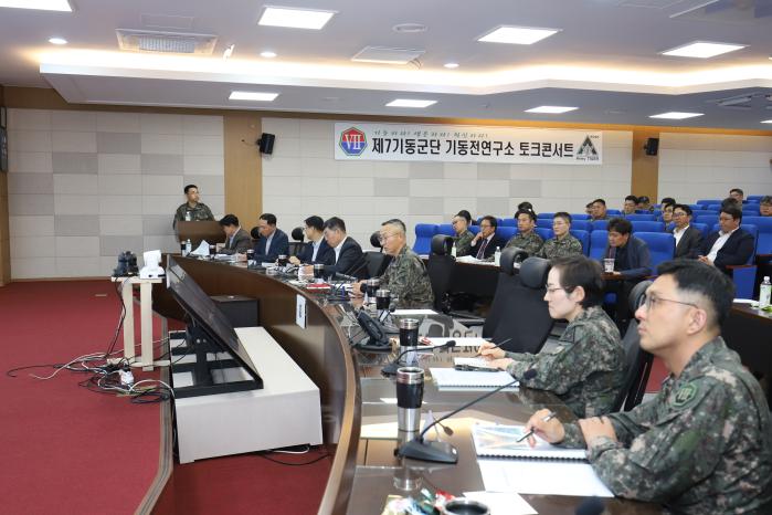 23일 육군7기동군단에서 열린 기동전연구소 토크콘서트 참석자들이 작전지속지원 능력 발전 방향을 논의하고 있다. 사진 제공=엄다희 중위