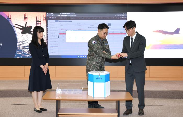 2026년도 하반기 입영 대상 공군 일반기술병 공개 선발이 23일 정부대전청사에서 열린 가운데 참관인이 난수 추첨을 하고 있다. 병무청 제공