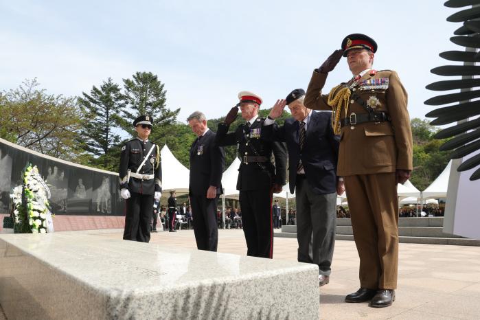23일 경기 파주시 설마리전투추모공원에서 열린 ‘영국군 임진강전투 기념식’에서 참전용사와 영국군 관계자들이 헌화 후 경례하고 있다. 연합뉴스