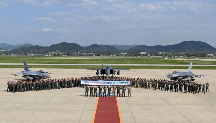 한미 공군 조종사들이 23일 대규모 연합공중훈련 26-1차 프리덤 플래그 훈련 종료를 앞두고 전투기 앞에서 파이팅을 외치고 있다. 프리덤 플래그 훈련은 자유민주주의를 상징하는 ‘프리덤(Freedom)’과 일반 공군 연합훈련에 사용되는 ‘플래그(Flag)’를 결합해 ‘한미 공군의 굳건한 연합방위태세를 바탕으로 자유와 평화를 수호한다’는 뜻을 담고 있다. 공군 제공