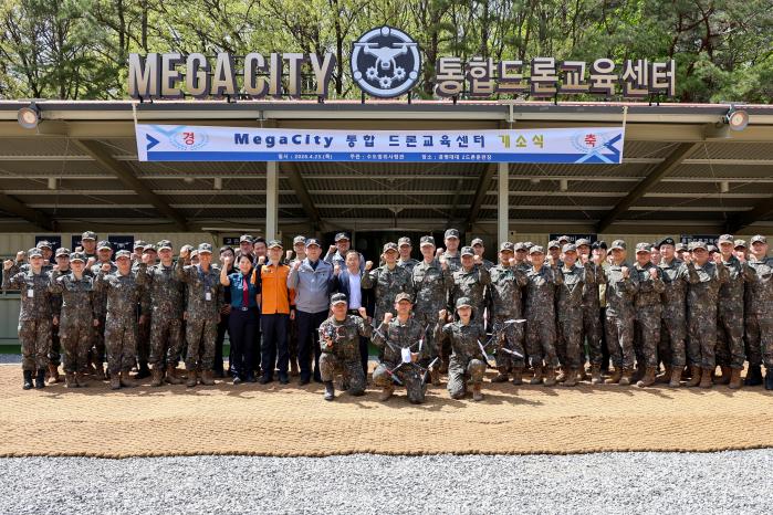 육군56보병사단이 23일 개최한 ‘메가시티 통합 드론교육센터’ 개소식에서 참석자들이 기념사진을 찍고 있다. 부대 제공