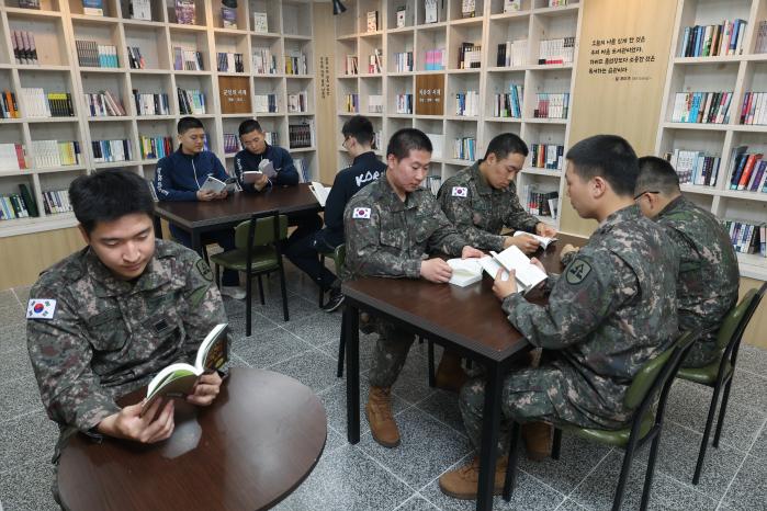 육군52보병사단 장병들이 병영도서관에서 전우들과 책을 읽으며 여가 시간을 보내는 모습.