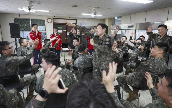 육군22보병사단이 지난 22일 수색대대 독립소대 주둔지에서 개최한 올해 첫 문화예술 접목 정신전력 콘서트에서 장병들이 즐거운 시간을 보내고 있다.