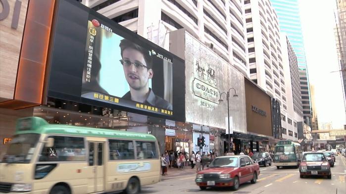 스파이 사건 가운데 ‘내부자 위협’ 사례로 유명한 에드워드 스노든이 직접 출연한 영화 ‘시티즌포’ 스틸컷(원 안).  배급사 제공