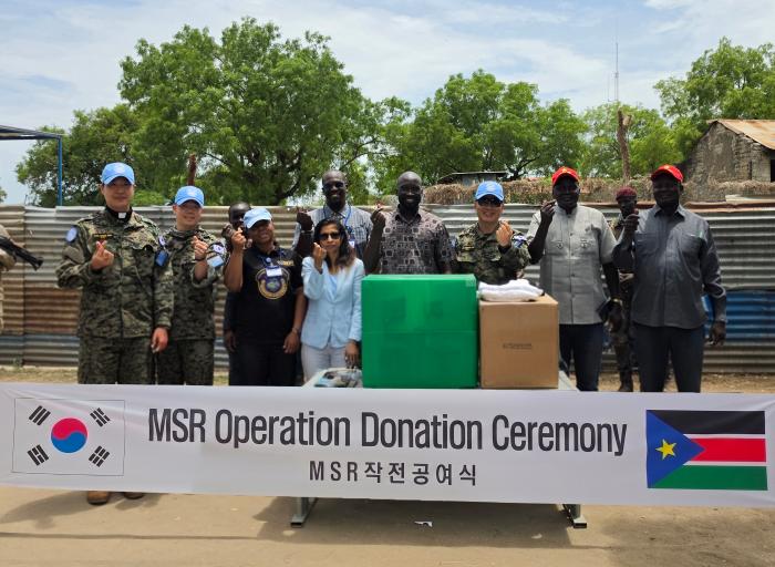 한빛부대와 유엔, 남수단 관계자들이 지난 23일 피보르 지역에 물자를 전달하는 공여식에서 기념사진을 찍고 있다. 사진 제공=이한별 육군대위