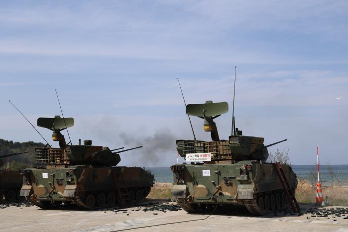 육군11기동사단 방공대대 비호복합이 지난 22일 강원 고성군 마차진사격장에서 대공사격훈련을 하고 있다. 부대 제공