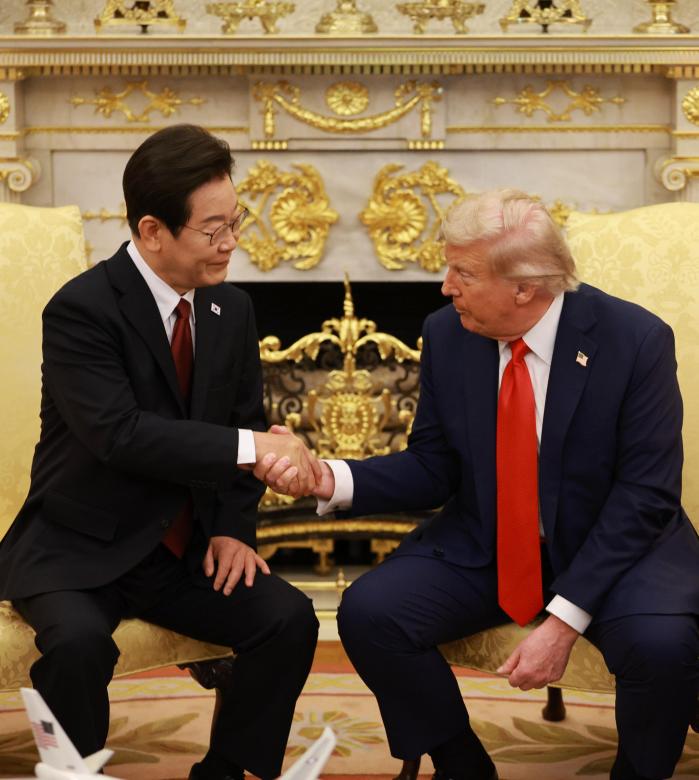 이재명 대통령과 도널드 트럼프 미국 대통령이 지난해 8월 25일 미국 백악관에서 열린 정상회담에서 악수하고 있다.  연합뉴스