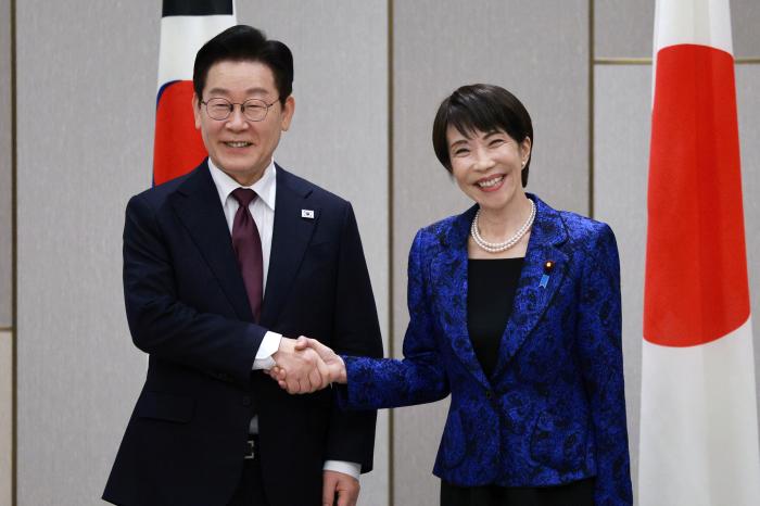 이재명 대통령이 지난 1월 13일 일본 나라현 정상회담장에서 다카이치 사나에 일본 총리와 공동언론발표에 앞서 악수하고 있다. 연합뉴스