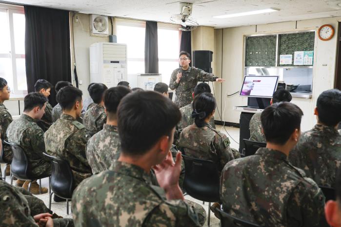 박용화(중위) 수색대대 정훈장교가 정신전력교육을 하고 있다.
